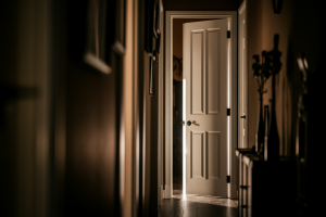 Bruits dans les Murs la Nuit : Causes des Cognements et Solutions Efficaces