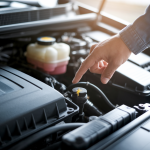 main-pointant-fusible-demarrage-compartiment-moteur