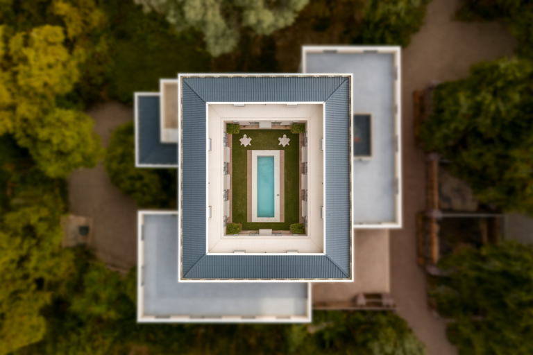 maison-u-vue-aerienne-cour-piscine