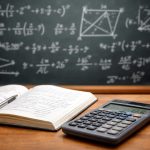 tableau-noir-formules-calculatrice-carnet