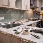 cuisine-moderne-materiaux-ouvrier-flou