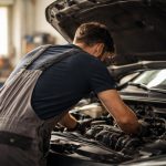 mecanicien-voiture-atelier-outils-fenetre