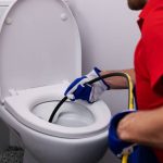 Les différentes techniques de débouchage, pompe manuelle, furet électrique, hydrocurage haute pression.